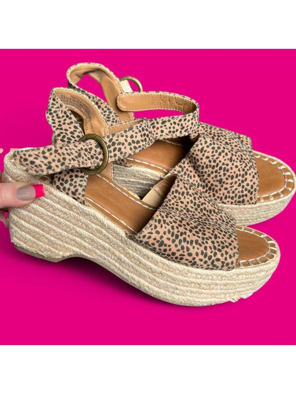 Universal Thread Women's Tan and Multi Sandal